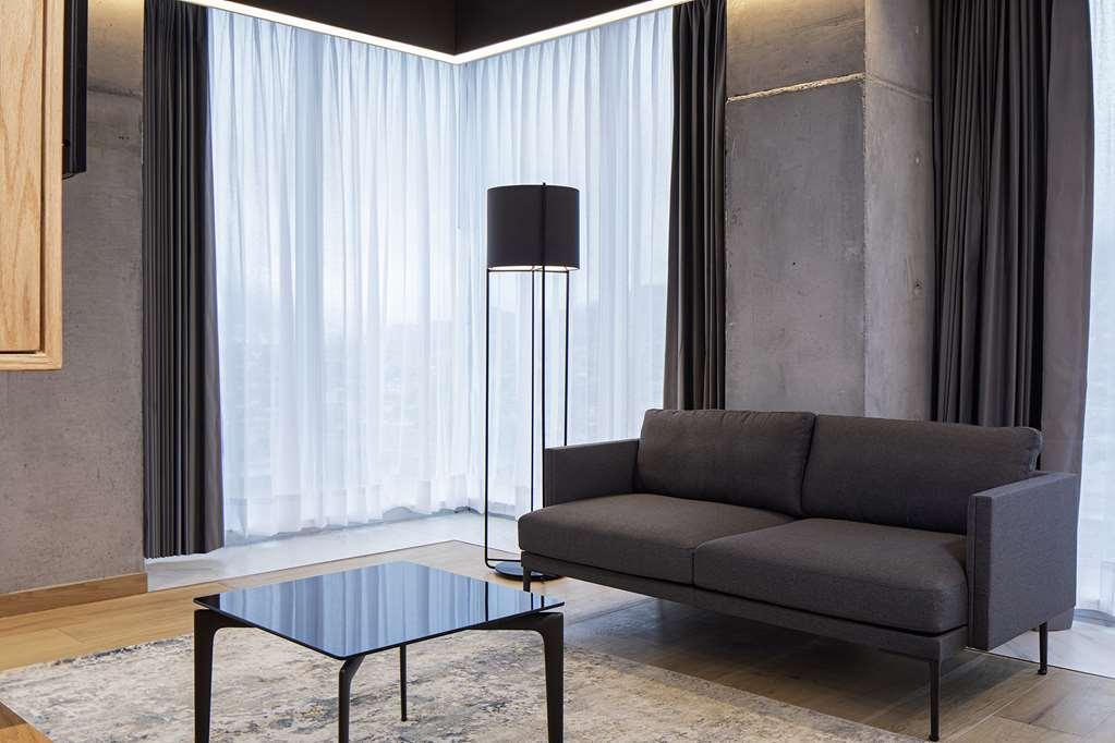 Galeria Plaza Monterrey Ξενοδοχείο Δωμάτιο φωτογραφία A floor lamp