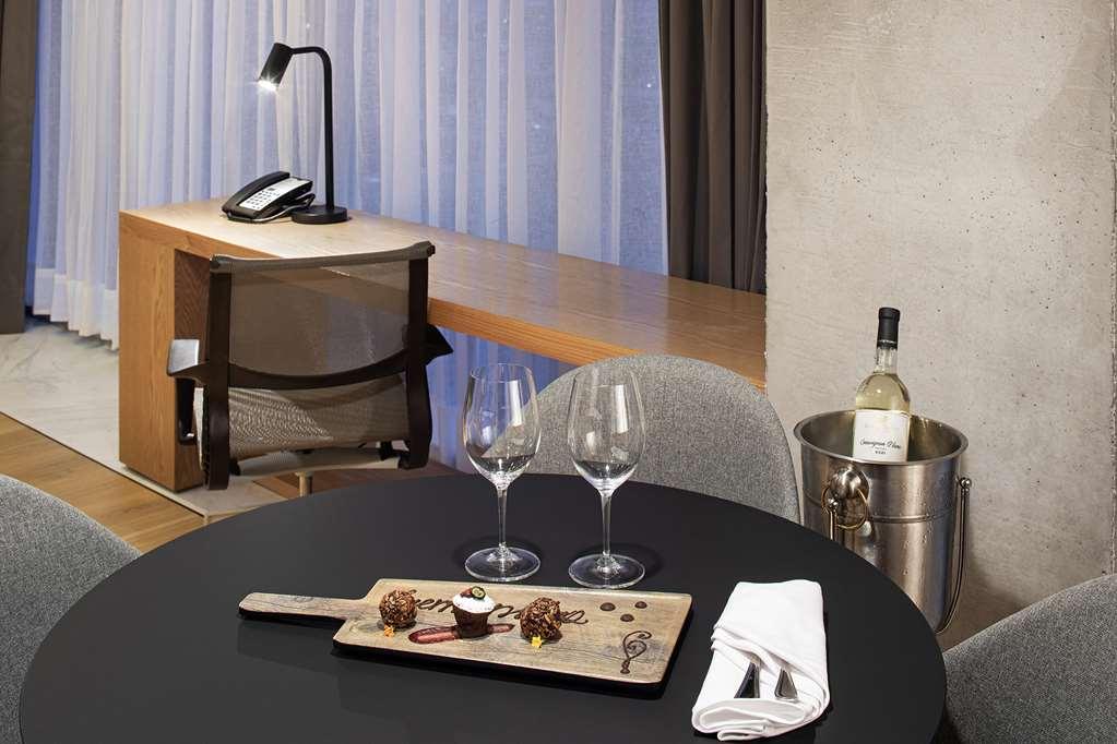 Galeria Plaza Monterrey Ξενοδοχείο Εξωτερικό φωτογραφία A wine and cheese plate