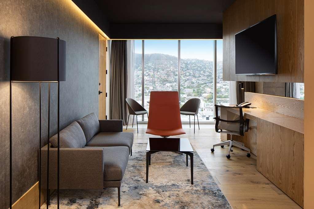 Galeria Plaza Monterrey Ξενοδοχείο Δωμάτιο φωτογραφία A suite at the hotel