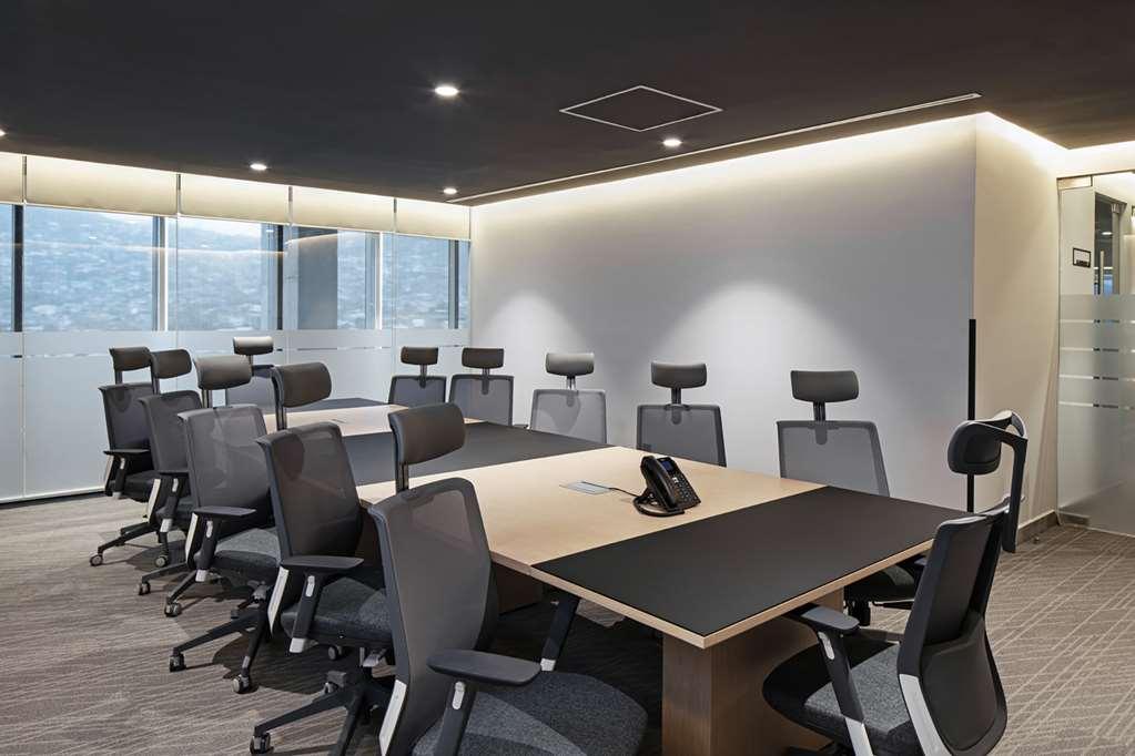 Galeria Plaza Monterrey Ξενοδοχείο Ανέσεις φωτογραφία A typical meeting room