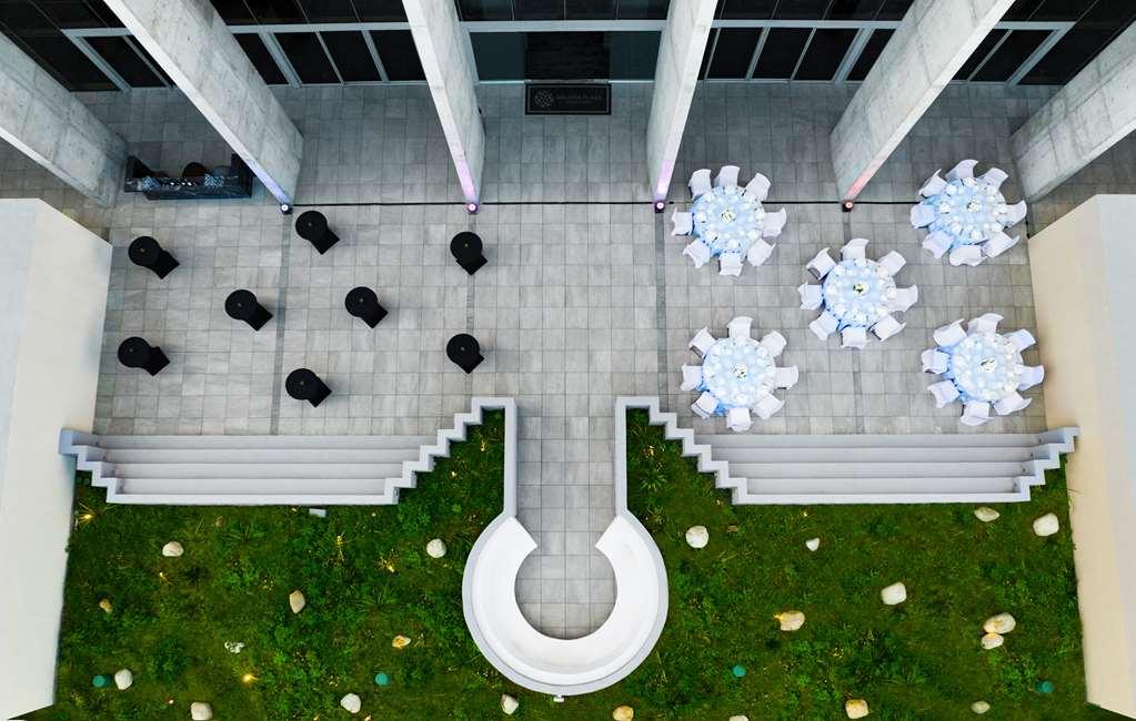 Galeria Plaza Monterrey Ξενοδοχείο Εξωτερικό φωτογραφία The courtyard of the museum