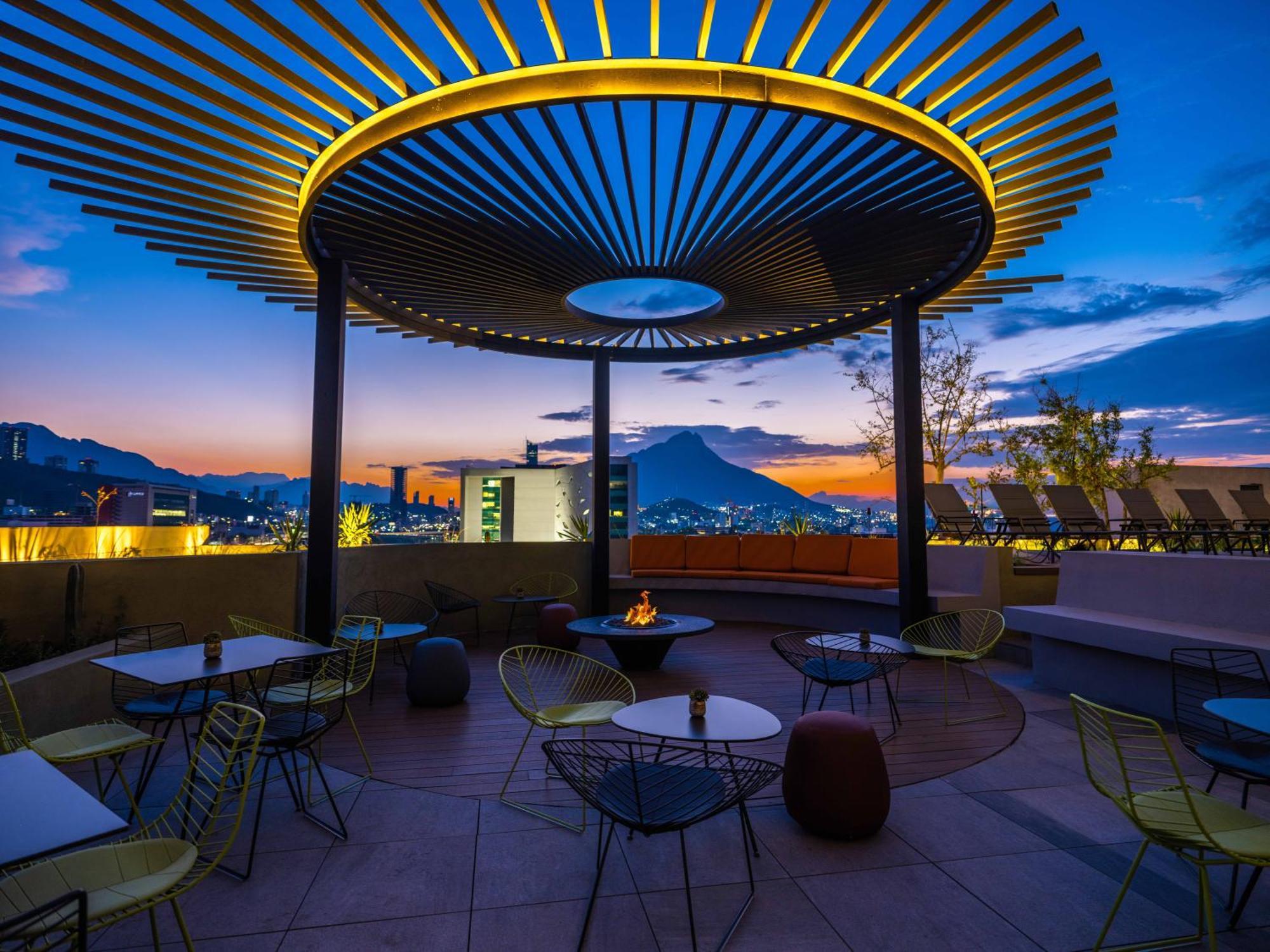 Galeria Plaza Monterrey Ξενοδοχείο Εξωτερικό φωτογραφία Rooftop bar at the hotel