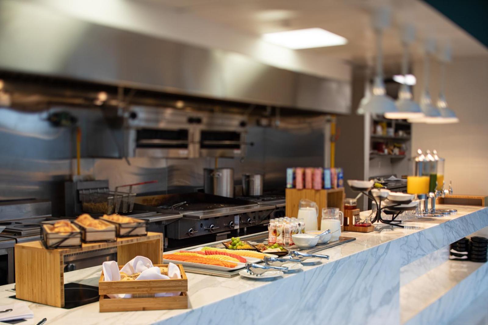 Galeria Plaza Monterrey Ξενοδοχείο Εξωτερικό φωτογραφία The buffet at the restaurant