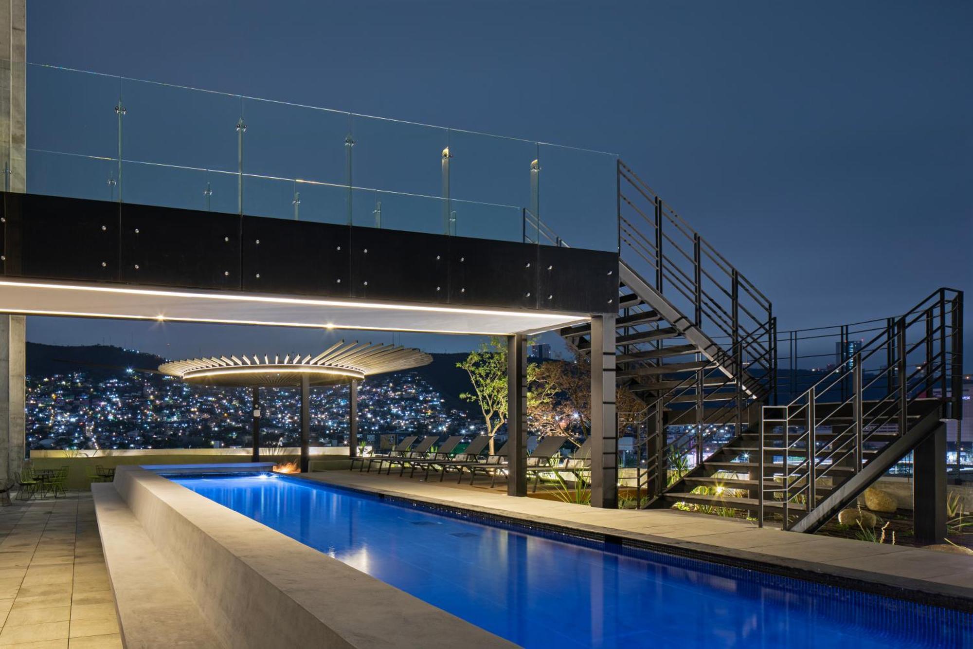 Galeria Plaza Monterrey Ξενοδοχείο Εξωτερικό φωτογραφία Rooftop pool at the hotel
