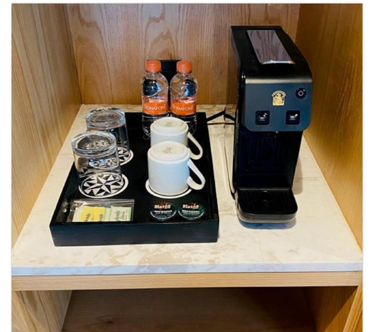 Galeria Plaza Monterrey Ξενοδοχείο Δωμάτιο φωτογραφία A Nespresso coffee machine in a hotel room