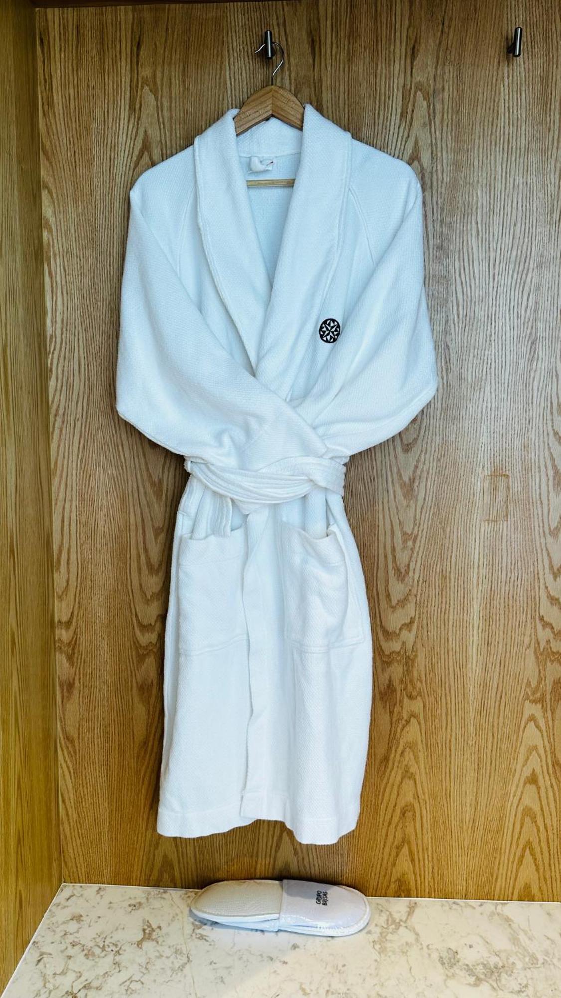 Galeria Plaza Monterrey Ξενοδοχείο Δωμάτιο φωτογραφία A bathrobe